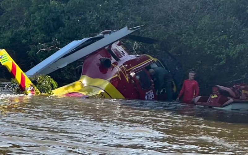 Helicóptero dos Bombeiros de Goiás faz pouso forçado no Araguaia