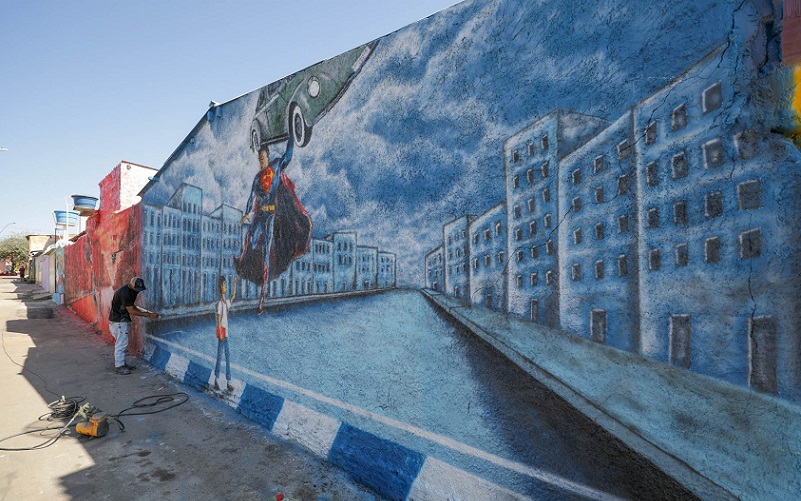 Pinturas celebram super-herois nas ruas de São Sebastião